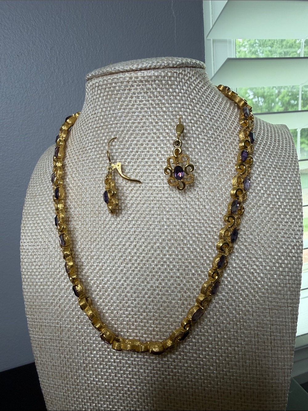 Vintage signed Trifari necklace and earrings set - Picture 10 of 15
